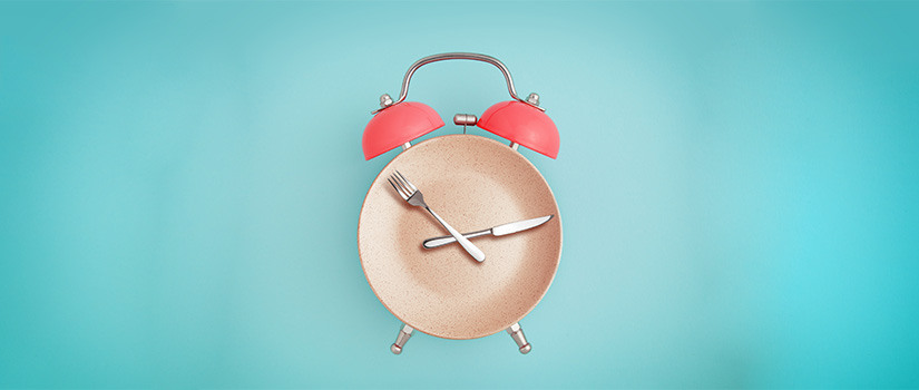 Clock made of a plate and utensils